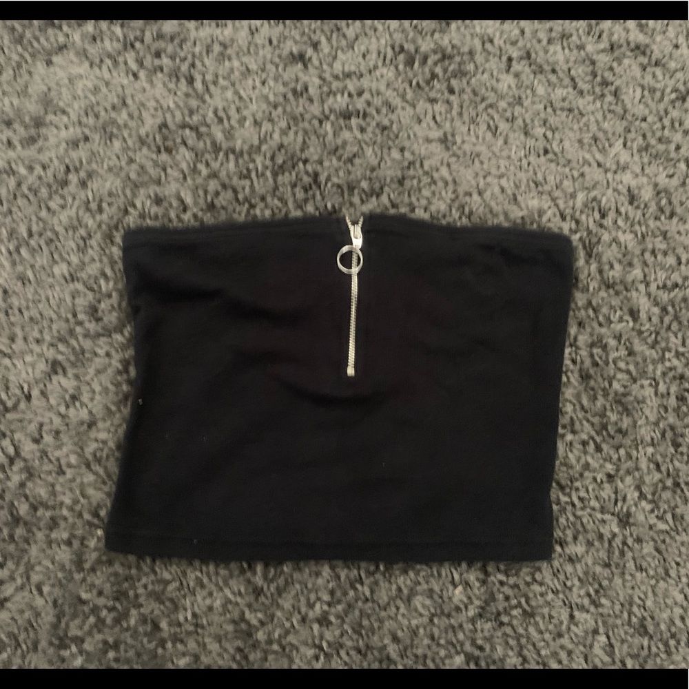 Black tupe top with zipper